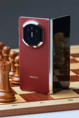 15 людей одновременно сыграют в шахматы с гроссмейстером Яном Непомнящим на смартфонах Huawei Mate X7