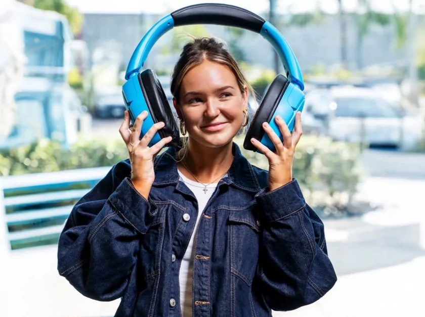 JLab представила беспроводную колонку Blue XL в виде огромных наушников