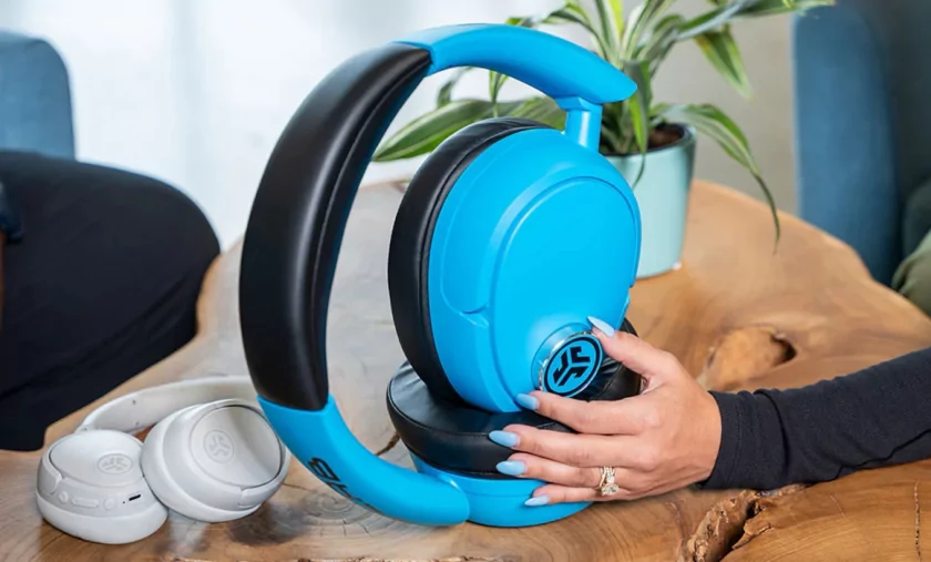 JLab представила беспроводную колонку Blue XL в виде огромных наушников