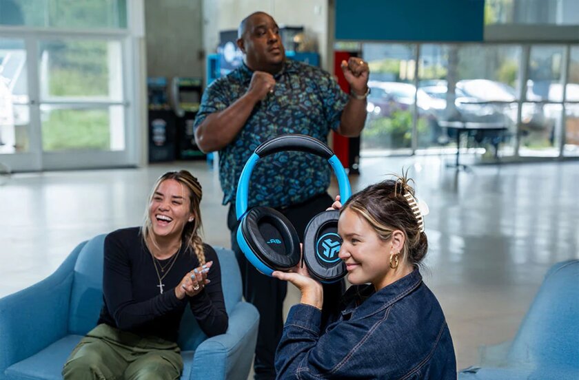 JLab представила беспроводную колонку Blue XL в виде огромных наушников