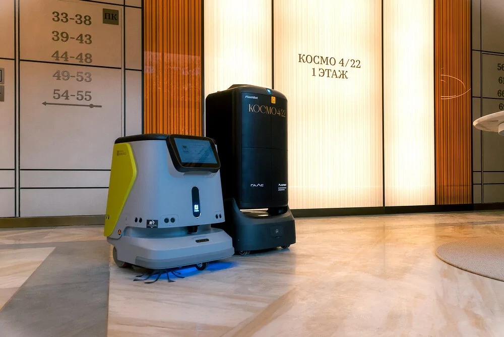 В одном из московских домов посылки от консьержа до двери начали доставлять роботы