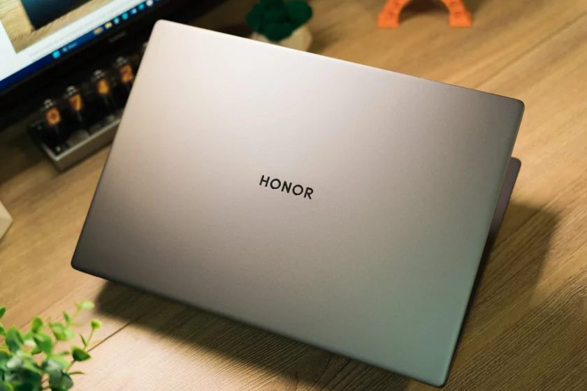 Тонкий и легкий, но прочный ноутбук: обзор «рабочей машинки» HONOR MagicBook X16 2026