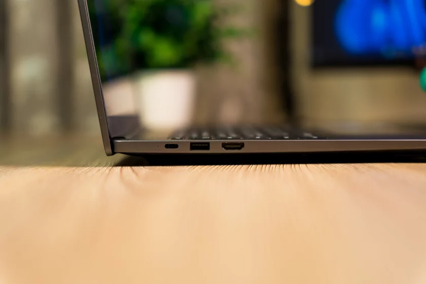 Тонкий и легкий, но прочный ноутбук: обзор «рабочей машинки» HONOR MagicBook X16 2026 — Дизайн. 4