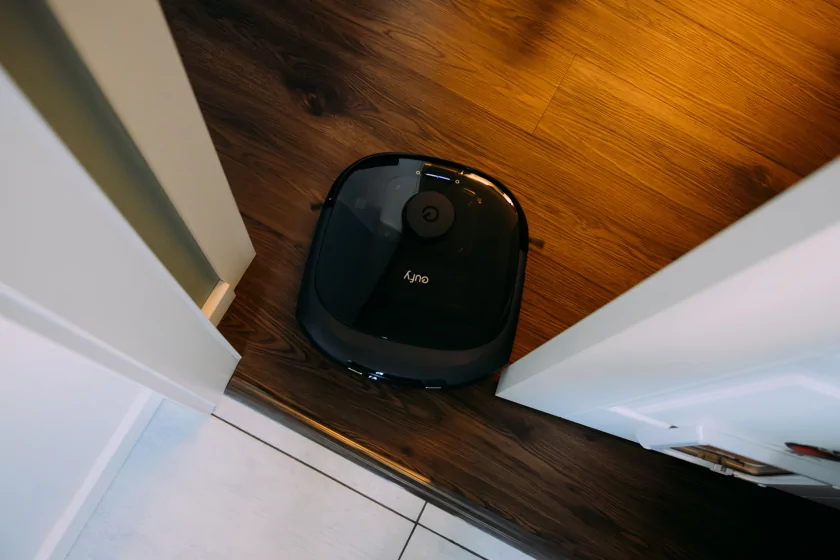 Умный робот-пылесос, геймерская гарнитура и монитор на 280 Гц: что подарить на 23 Февраля