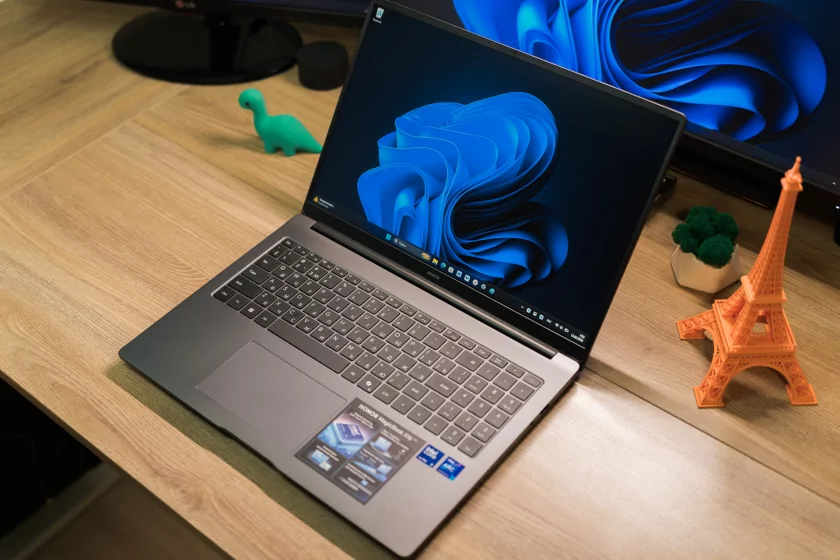 Тонкий и легкий, но прочный ноутбук: обзор «рабочей машинки» HONOR MagicBook X16 2026