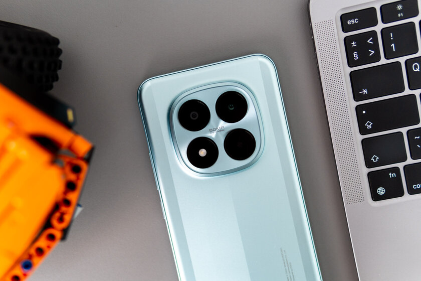 Быстрая зарядка, добротный чип и ёмкая батарея: обзор POCO M8 Pro 5G — Дизайн. 4