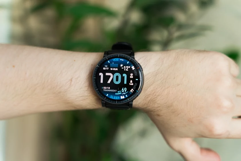 Крупные, но лёгкие: обзор смарт-часов для спорта Amazfit Active Max