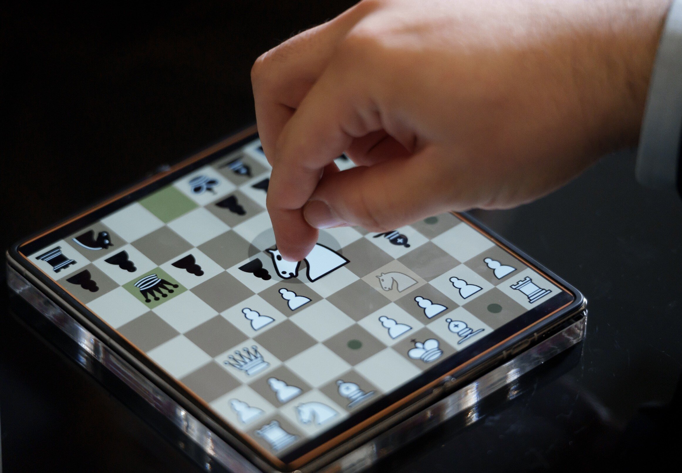 Ян Непомнящий выиграл все партии в первом шахматном марафоне с использованием Huawei Mate X7