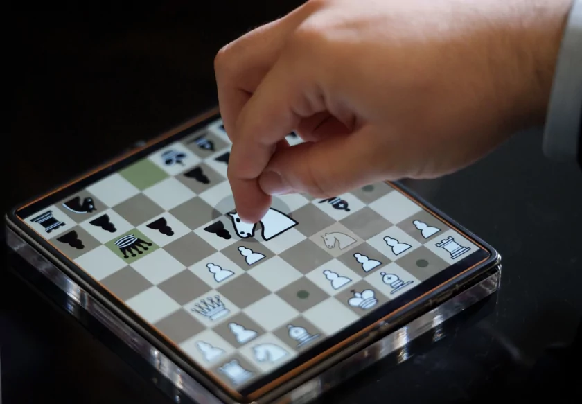 Ян Непомнящий выиграл все партии в первом шахматном марафоне с использованием Huawei Mate X7