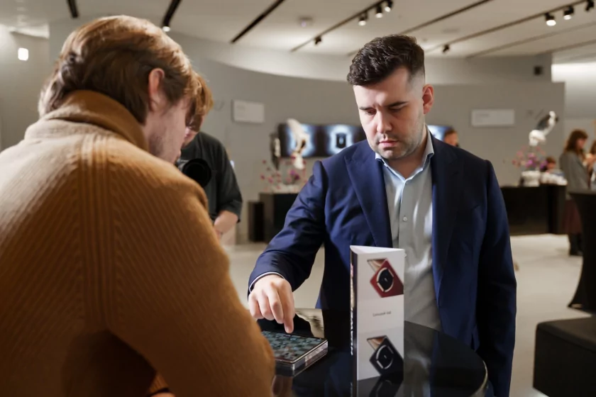 Ян Непомнящий выиграл все партии в первом шахматном марафоне с использованием Huawei Mate X7