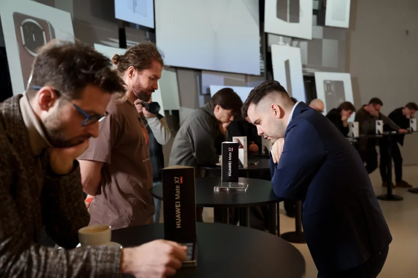 Ян Непомнящий выиграл все партии в первом шахматном марафоне с использованием Huawei Mate X7