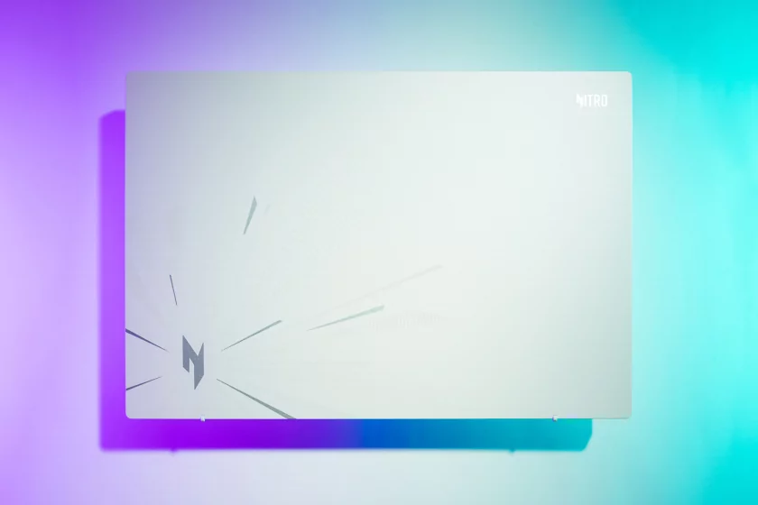 Утром — лекции и таблицы, вечером — киберспорт. Обзор Acer Nitro Lite NL16-71G-59YH — Дизайн. 1