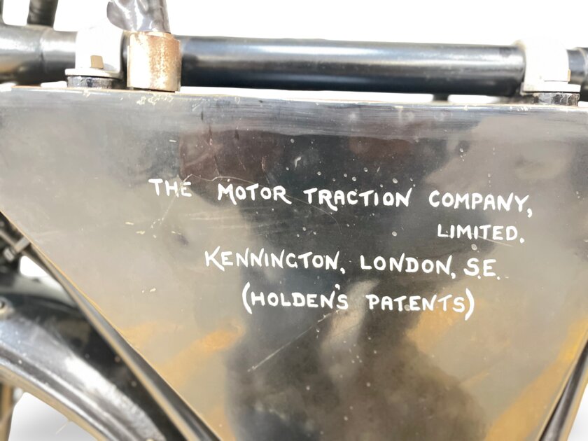 На аукцион выставили мотоцикл-паровоз Holden: в начале XX века он стол 100 долларов