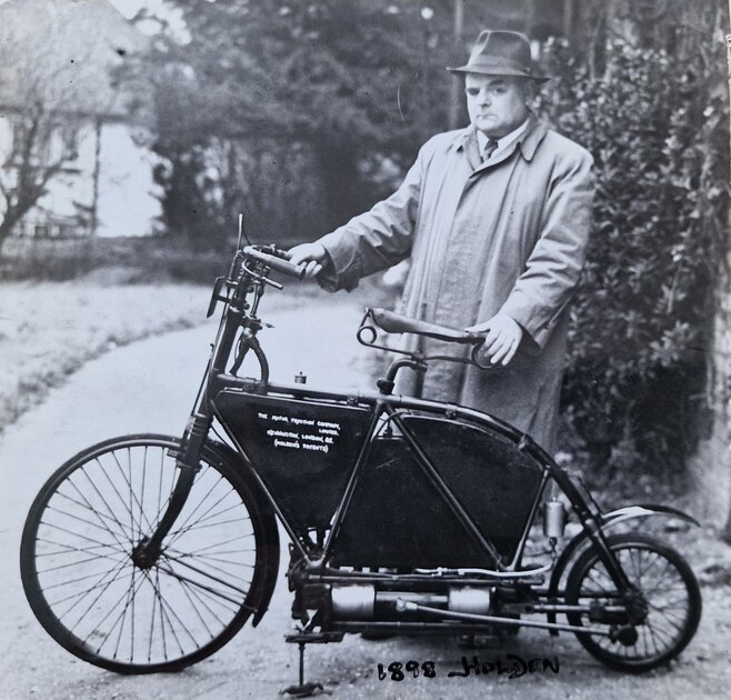 На аукцион выставили мотоцикл-паровоз Holden: в начале XX века он стол 100 долларов