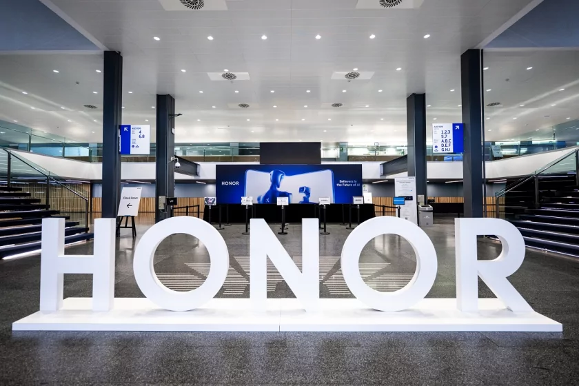 На MWC 2026 компания HONOR представила массу новинок: от самого тонкого в мире планшета до смартфона с камерой-роботом