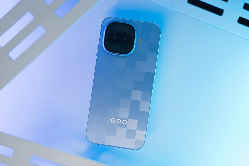 Флагманам пора на пенсию? Обзор iQOO 15R — небольшого и мощного смартфона с огромной батареей