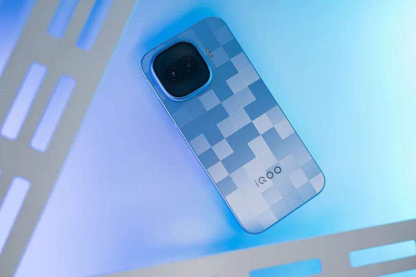 Флагманам пора на пенсию? Обзор iQOO 15R — небольшого и мощного смартфона с огромной батареей — Дизайн. 1