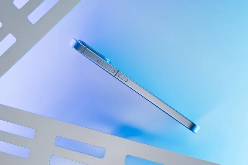 Флагманам пора на пенсию? Обзор iQOO 15R — небольшого и мощного смартфона с огромной батареей — Дизайн. 2