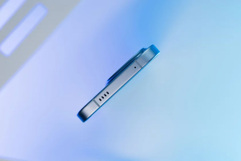 Флагманам пора на пенсию? Обзор iQOO 15R — небольшого и мощного смартфона с огромной батареей — Дизайн. 3