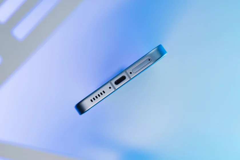 Флагманам пора на пенсию? Обзор iQOO 15R — небольшого и мощного смартфона с огромной батареей — Дизайн. 4