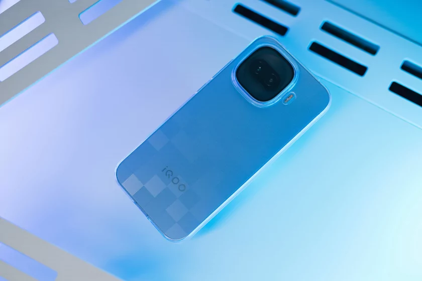 Флагманам пора на пенсию? Обзор iQOO 15R — небольшого и мощного смартфона с огромной батареей — Отзыв. 1