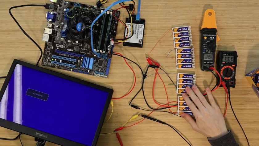 Блогер запустил ПК на АА-батарейках. Вот сколько он проработал