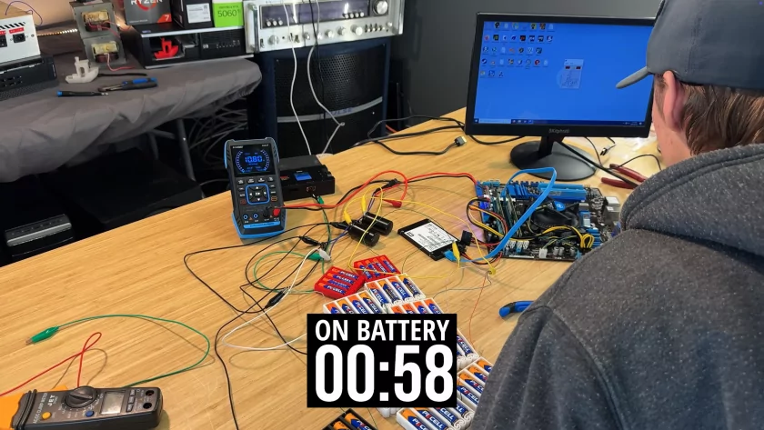 Блогер запустил ПК на АА-батарейках. Вот сколько он проработал
