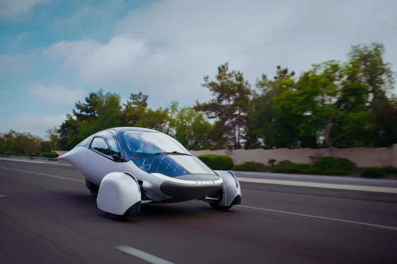 С конвейера сошёл первый солнечный электромобиль Aptera