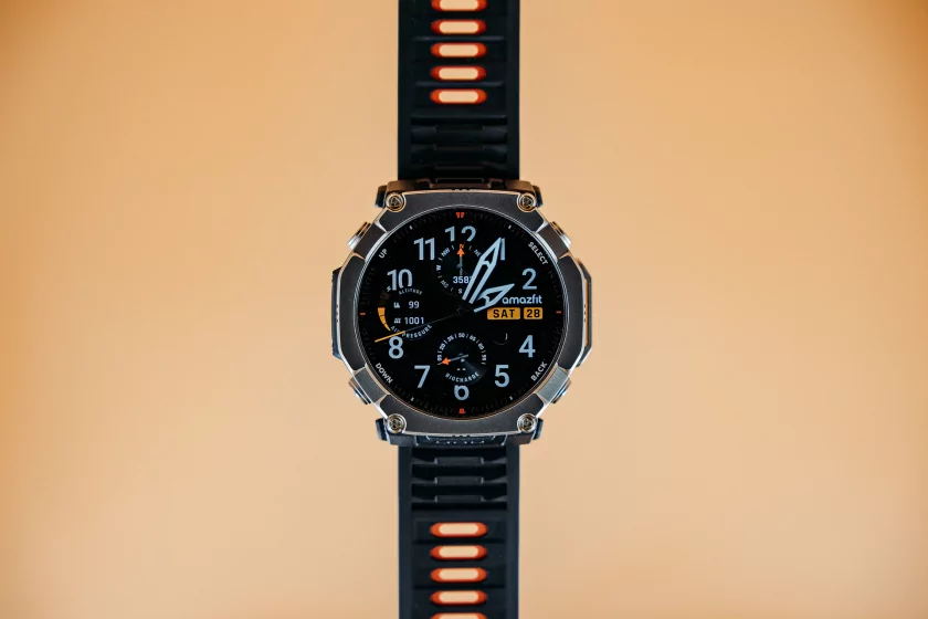 Титан, сапфир и месяц без розетки: обзор смарт-часов Amazfit T-Rex Ultra 2