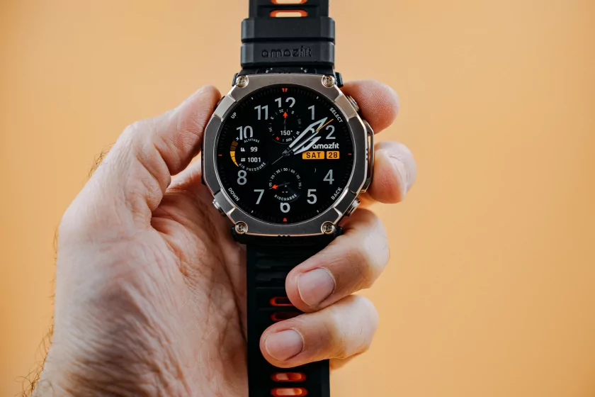 Титан, сапфир и месяц без розетки: обзор смарт-часов Amazfit T-Rex Ultra 2 — Дизайн. 2