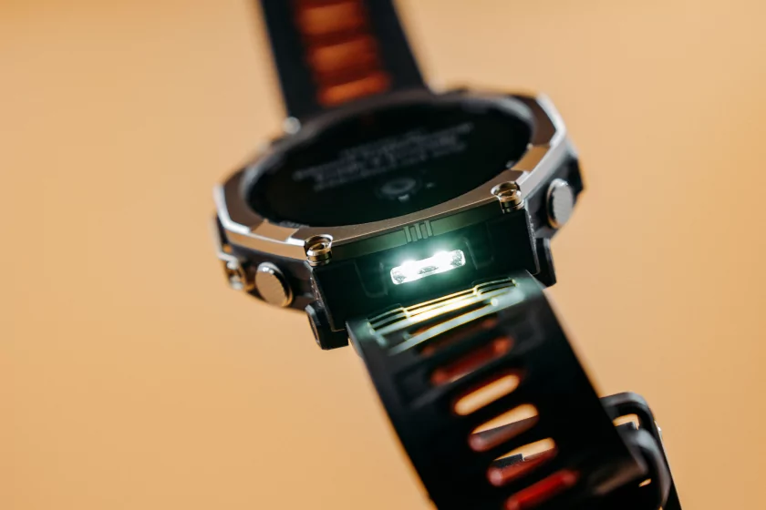 Титан, сапфир и месяц без розетки: обзор смарт-часов Amazfit T-Rex Ultra 2 — Дизайн. 4