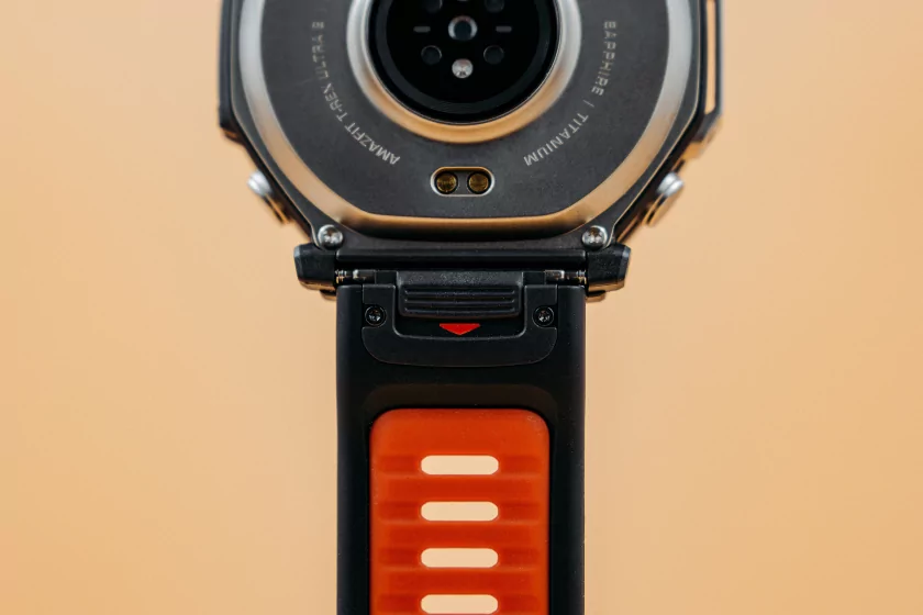 Титан, сапфир и месяц без розетки: обзор смарт-часов Amazfit T-Rex Ultra 2 — Дизайн. 7