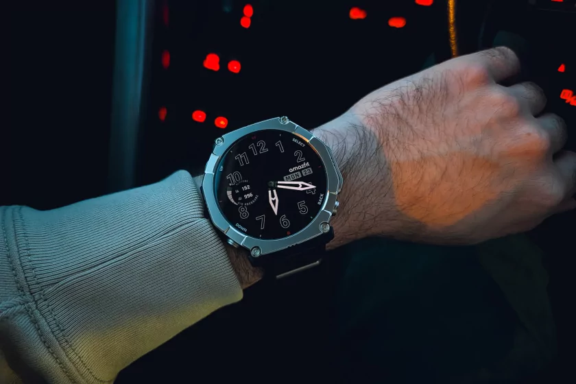 Титан, сапфир и месяц без розетки: обзор смарт-часов Amazfit T-Rex Ultra 2 — Дисплей. 4