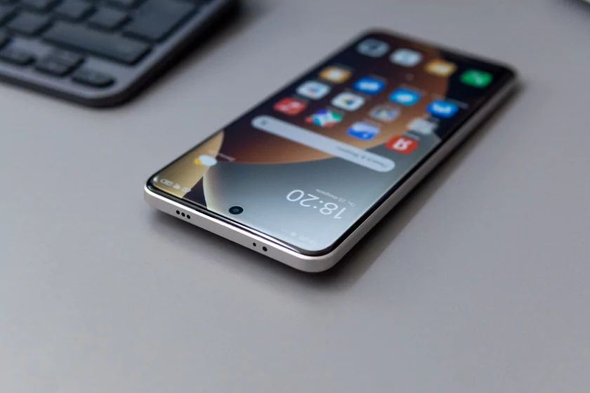 Не бьётся, не мёрзнет, живёт двое суток: обзор REDMI Note 15 Pro — Дизайн корпуса. 1