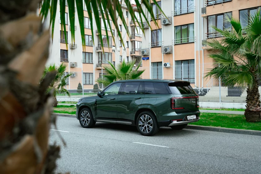 Бегущая строка на фарах, царский второй ряд и заявка на классику: обзор GAC S7 — Встреча. 1