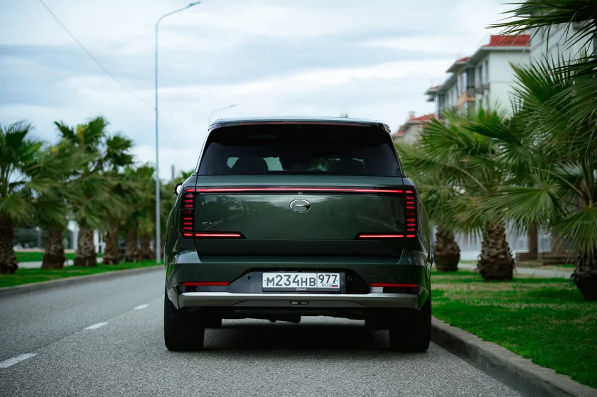 Бегущая строка на фарах, царский второй ряд и заявка на классику: обзор GAC S7 — Встреча. 2