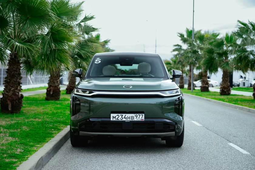 Бегущая строка на фарах, царский второй ряд и заявка на классику: обзор GAC S7 — Встреча. 3