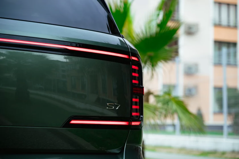 Бегущая строка на фарах, царский второй ряд и заявка на классику: обзор GAC S7 — Встреча. 5