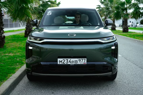 Бегущая строка на фарах, царский второй ряд и заявка на классику: обзор GAC S7 — Встреча. 8