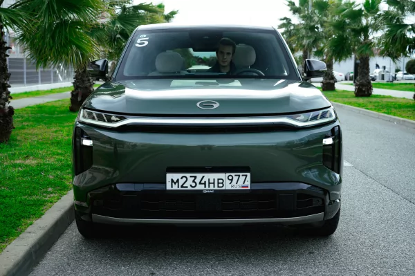 Бегущая строка на фарах, царский второй ряд и заявка на классику: обзор GAC S7 — Встреча. 9