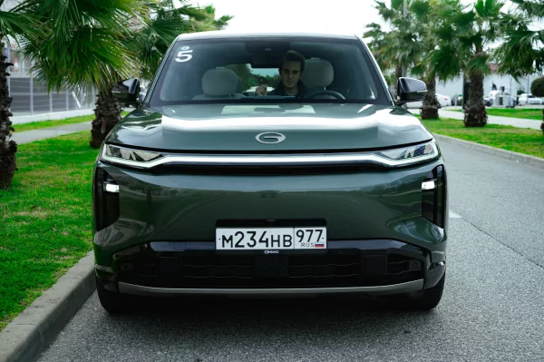 Бегущая строка на фарах, царский второй ряд и заявка на классику: обзор GAC S7 — Встреча. 11