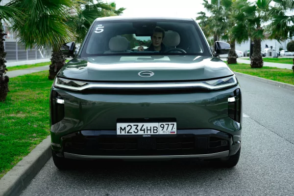 Бегущая строка на фарах, царский второй ряд и заявка на классику: обзор GAC S7 — Встреча. 12