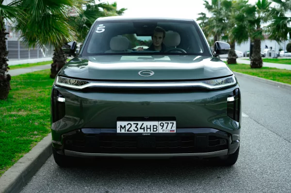 Бегущая строка на фарах, царский второй ряд и заявка на классику: обзор GAC S7 — Встреча. 13