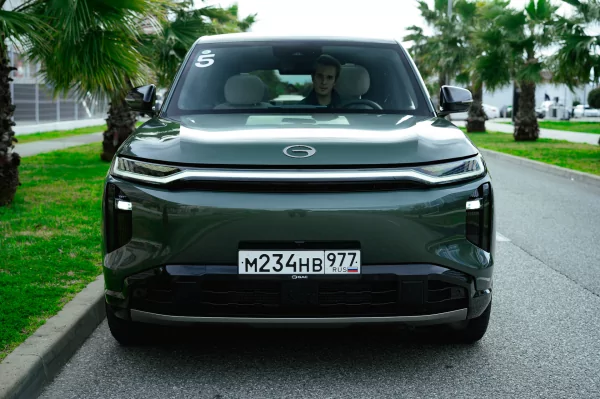 Бегущая строка на фарах, царский второй ряд и заявка на классику: обзор GAC S7 — Встреча. 14