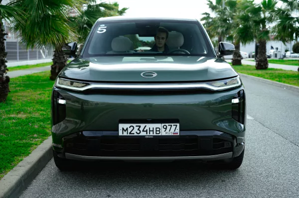 Бегущая строка на фарах, царский второй ряд и заявка на классику: обзор GAC S7 — Встреча. 16