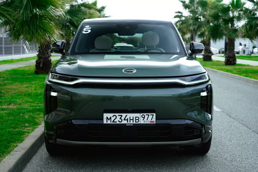 Бегущая строка на фарах, царский второй ряд и заявка на классику: обзор GAC S7 — Встреча. 18