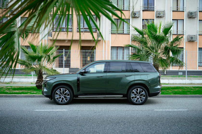 Бегущая строка на фарах, царский второй ряд и заявка на классику: обзор GAC S7 — Встреча. 19