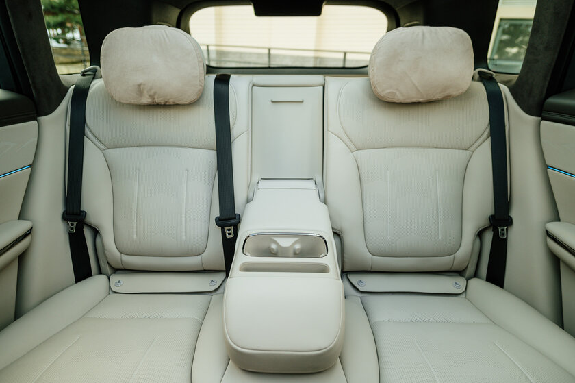 Бегущая строка на фарах, царский второй ряд и заявка на классику: обзор GAC S7 — Встреча. 23