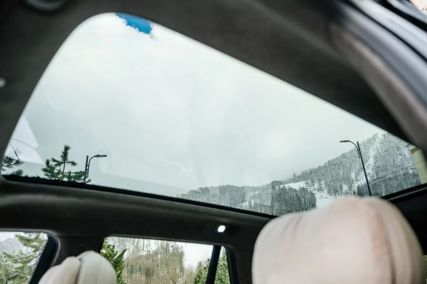 Бегущая строка на фарах, царский второй ряд и заявка на классику: обзор GAC S7 — Встреча. 24