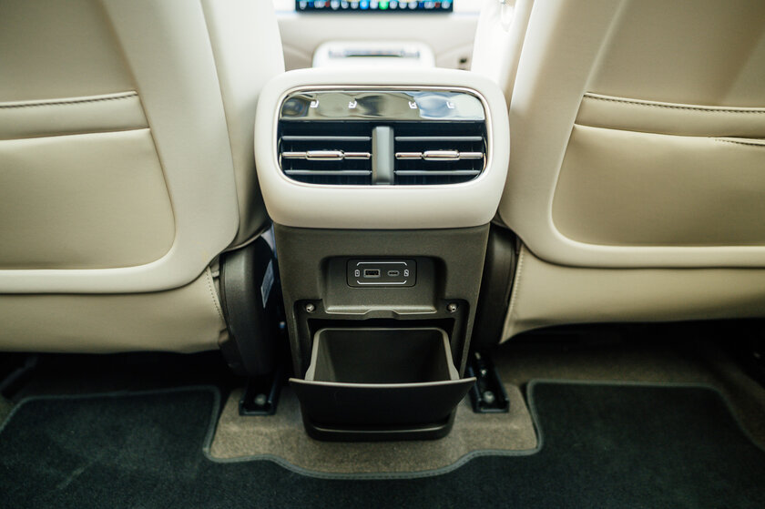 Бегущая строка на фарах, царский второй ряд и заявка на классику: обзор GAC S7 — Встреча. 25